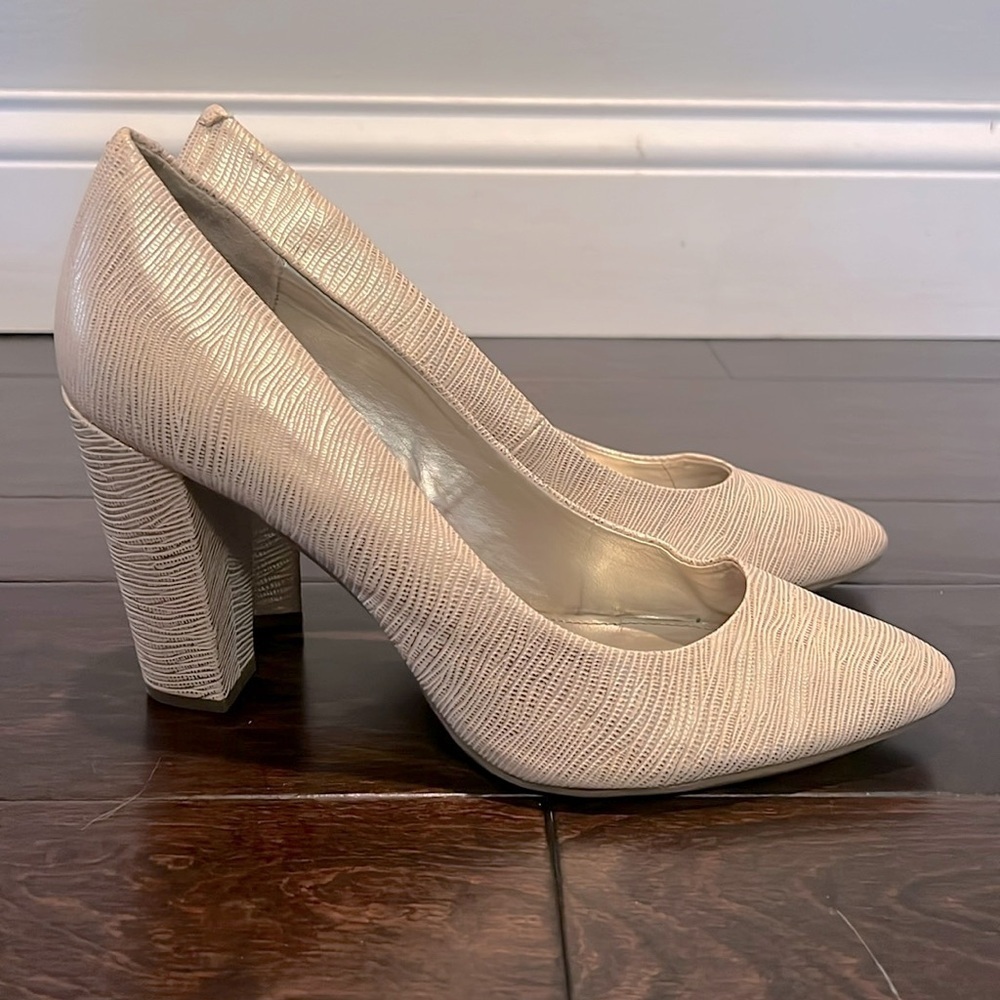 Bandolino gold tone heels 9